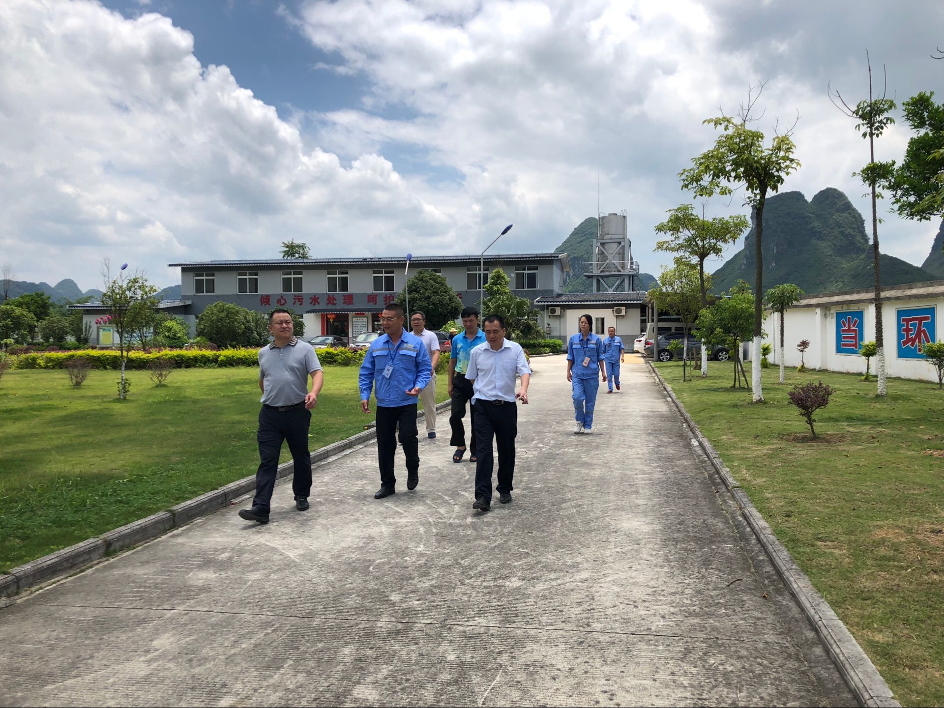 20180619河池市副市长钟洪（左一）、罗城县副县长覃周民（右一）莅临罗城污水处理厂检查指导工作.jpg
